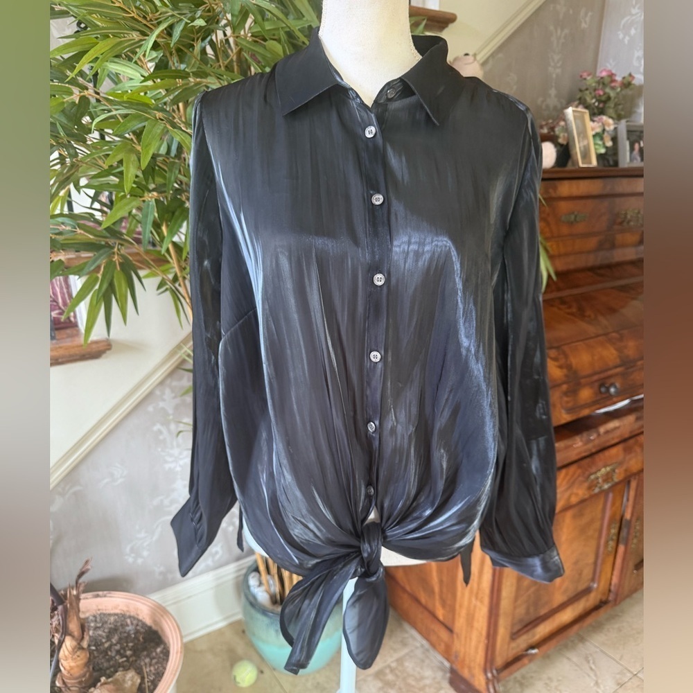 Vince Camuto, ladies, black long sleeve satin top size one X excellent condition - Picture 15 of 16
